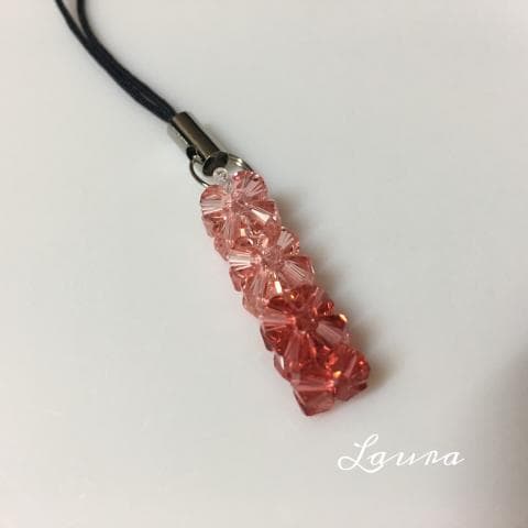 這張照片是一個粉紅色漸層水晶吊飾。