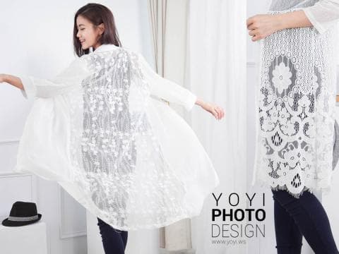 這張「蕾絲外套」的照片是一個女人穿著白色蕾絲外套，外套上有很多精緻的花紋，她看起來很優雅。