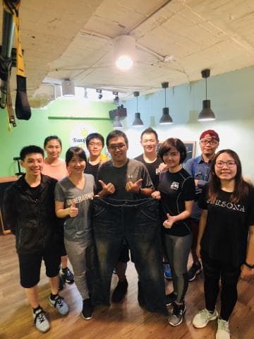 這張照片是關於健身運動。健身運動對身體有很多好處，例如減肥、增肌、改善心肺功能等等。想找健身教練嗎？快上PRO360找尋吧！