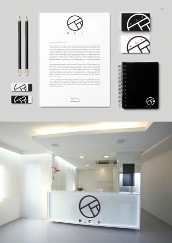 這張照片是一個現代化的辦公室接待區，中間有一個白色的接待臺，上面印著「R.C.F」的字樣和一個抽象的圖案。