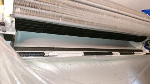 這張照片是一台冷氣機的內部，最重要的是它的濾網，它看起來很髒，需要清理。