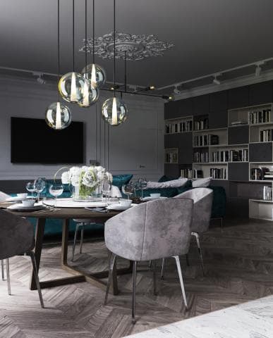 這張「現代化餐廳」的照片是 一張餐桌和四張椅子，天花板上裝了五盞圓形的吊燈，背景有一個大型的書櫃。