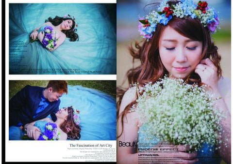 這張「婚紗照」的照片是，一位穿著白色婚紗的女性，手拿著白色花束，以及另一位穿著西裝的男性，他們在藍色的佈景下拍攝，畫面溫馨浪漫。