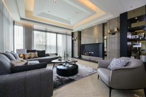 這張「客廳」的照片是一間現代化的居家空間，有著舒適的沙發、電視牆、壁燈和木質地板。