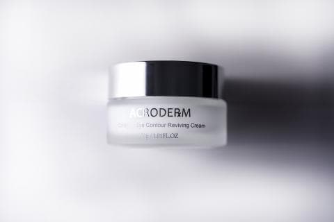 這張「眼霜」的照片是 Acroderm 眼部輪廓煥活霜，容量是 15ml。