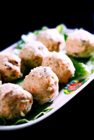 這張「肉丸」的照片是幾顆肉丸放在一個白色盤子上面。