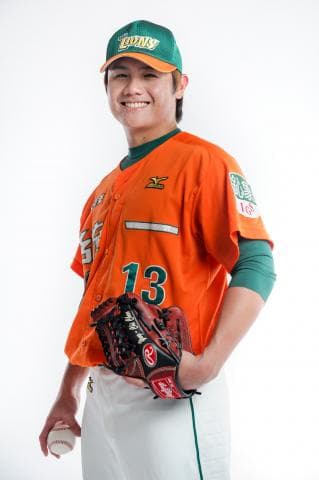 這張「棒球選手」的照片是一個穿著橘色球衣、戴著綠色帽子，手上拿著捕手手套的年輕人。