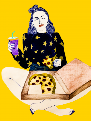 這張照片是一個女孩坐在黃色背景上吃披薩，她看起來很享受。