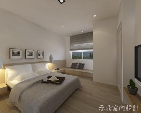 這張照片是一間簡約風格的臥室，最重要的是一張柔軟的大床，床單和被子都是淺色系，上面還擺放了一些裝飾品，讓房間顯得更加溫馨舒適。