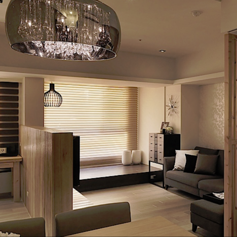 這張「現代風格客廳」的照片是一間裝潢時尚的客廳，其中有大型的落地窗、木質地板、沙發和一個現代化的吊燈。