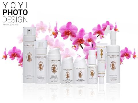 這張照片是六瓶不同的護膚產品，包含了潔面乳、爽膚水、精華液、面霜和卸妝乳，產品包裝以簡潔的白色和金色為主，並有精緻的花朵作為背景。