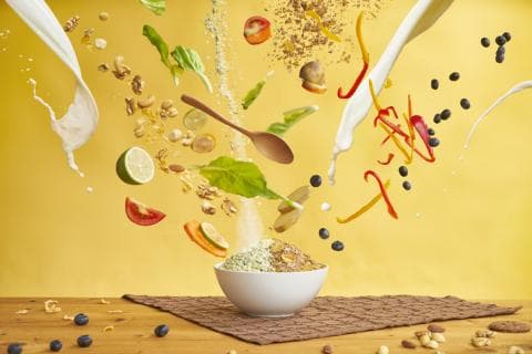 這張「食物飛濺」的照片是水果、堅果和牛奶飛濺到碗裡的畫面。