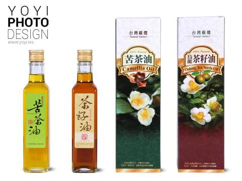 這張照片是兩種不同口味的食用油，分別是山茶花油和烏龍茶籽油。這兩種油都包裝在玻璃瓶中，並配有精美的包裝盒。瓶子上印有產品名稱、成份和產地等信息。