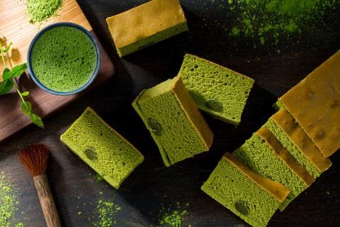 這張「抹茶蛋糕」的照片是抹茶蛋糕和抹茶粉，旁邊還有一杯抹茶。