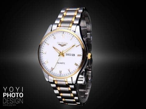 這張「手錶」的照片是金屬錶帶的手錶，錶盤是白色的，上面有金色的刻度和指針，還有日期顯示窗。