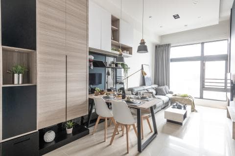 這張「現代簡約風格」的照片是，一個帶有木質元素的客廳，一個大窗戶，一個餐桌和一個沙發。