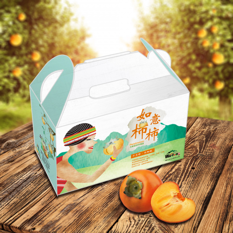 這張「柿餅」的照片是一個裝著柿餅的包裝盒，包裝盒上有一個戴著頭巾的女性，正在拿著一個柿餅。旁邊放著兩個切開的柿餅，看起來非常美味。