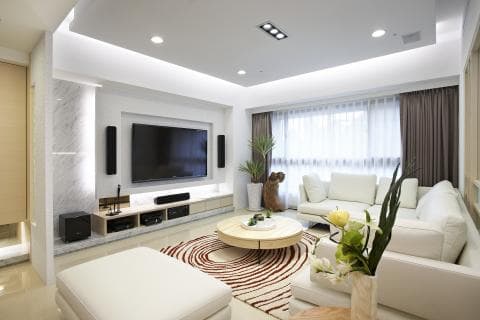 這張「現代客廳」的照片是一個寬敞的客廳，配有舒適的白色沙發、大型電視和落地窗，可以欣賞戶外景觀。