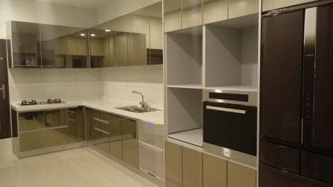 這張照片是一個現代化的廚房，最重要的是烤箱。烤箱是銀色的，有黑色的玻璃門，看起來很高級。