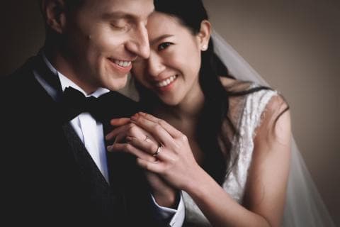 這張「婚禮」的照片是一對新人在擁抱，新娘穿著婚紗，新郎穿著西裝，他們看起來很幸福。