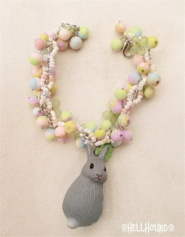 這張「手鍊」的照片是一條由彩色珠子串成的，還有一個可愛的灰色兔子吊飾。