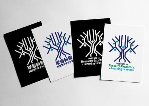 這張「學習科學研究卓越研究院」的照片是四張不同顏色的卡片，上面印著一個以樹狀結構設計的圖案，代表著學習科學領域的研究與發展。卡片上也寫著「學習科學研究卓越研究院」的字樣。