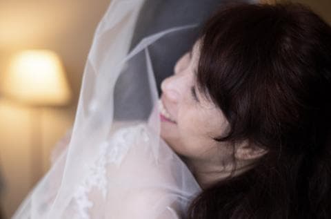 這張「婚禮」的照片是一位新娘，她戴著頭紗，露出幸福的笑容。