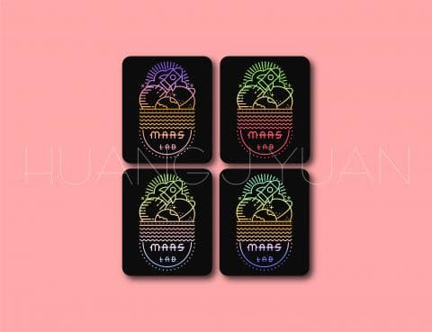 這張照片是四個以火星為主題的標誌，每個標誌都有不同的顏色。每個標誌都包含一個火箭飛向地球的圖像，周圍環繞著星系和一些波浪線，表示水。每個標誌下方都寫著 MARS LAB。