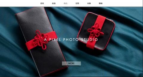 這張照片是兩個黑色皮革禮盒，上面綁著紅色緞帶，並用紅色絲線打造成中國結。