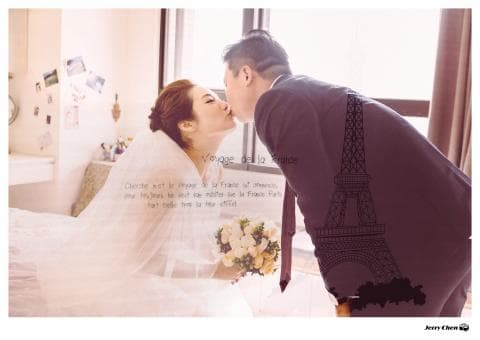 這張照片是一對新人婚紗照，重點是新郎穿著西裝，背後印著艾菲爾鐵塔，象徵著愛情的浪漫和永恆。