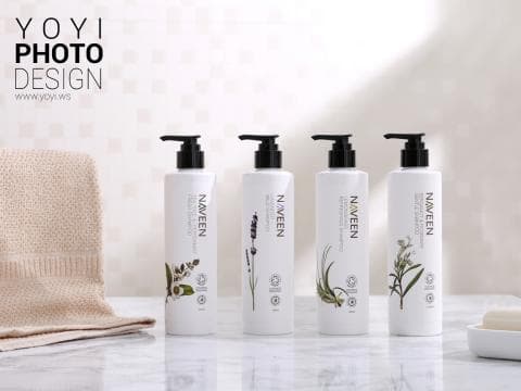 這張照片是四瓶不同香味的沐浴乳，瓶身上印有花朵圖案。