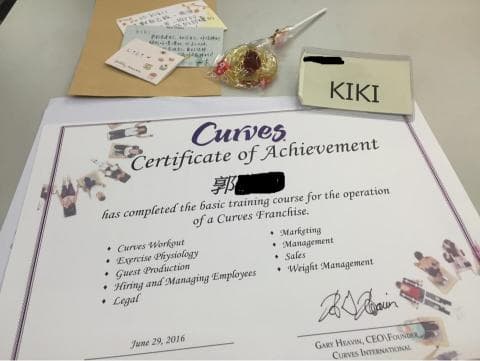 這張照片是一張 Curves 的成就證明，上面寫著「**_____** 已完成 Curves 特許經營的基礎培訓課程」。