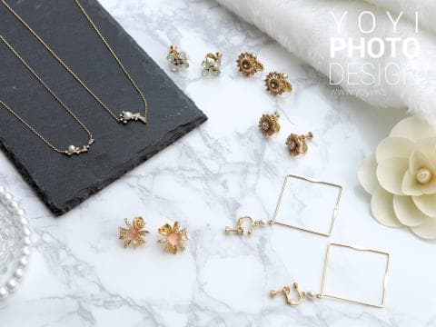 這張照片是一對方形耳環，上面掛著一顆白色珍珠。耳環看起來像是金色金屬製成，並帶有簡單的設計。