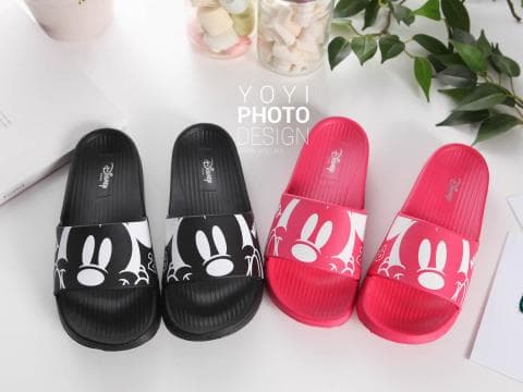 這張「迪士尼」的照片是兩雙印有米奇圖案的拖鞋，一雙黑色，一雙紅色。
