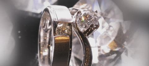 這張「婚戒」的照片是一對銀色的婚戒，上面鑲著閃亮的鑽石。