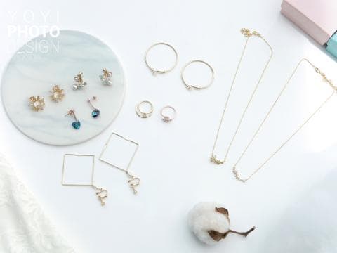 這張「首飾」的照片是一些耳環、項鍊和戒指，擺放在白色背景上。