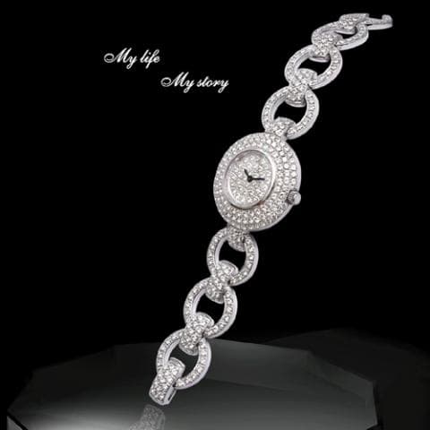 這張「鑽石手錶」的照片是一隻銀色的手錶，錶盤和錶帶上都鑲滿了閃閃發光的鑽石，非常華麗。