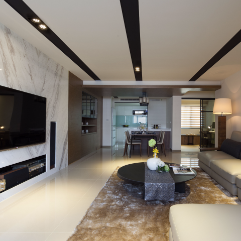 這張「現代化客廳」的照片是，有著木質地板、白色天花板、黑色橫梁和大型電視，客廳中央擺放著一張咖啡桌和沙發，看起來舒適又現代。