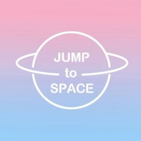 這張照片是一個星球的圖像，星球上有JUMP to SPACE 的字樣。