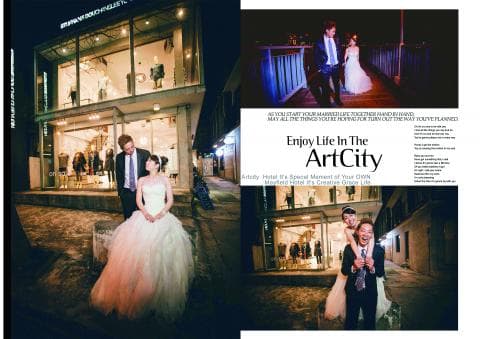 這張「婚紗照」的照片是新郎新娘在酒店建築外拍婚紗照，背景是浪漫的夜晚街道。