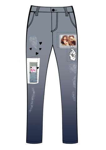 這張照片是一條牛仔褲，褲子上有一個照片貼片，上面有兩個女孩的照片，女孩們笑容燦爛，看起來很開心。