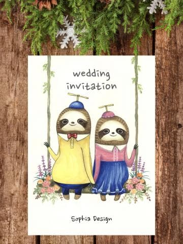 這張照片是一張婚禮邀請卡，上面畫著兩隻穿著婚禮服裝的樹懶，正坐在鞦韆上。