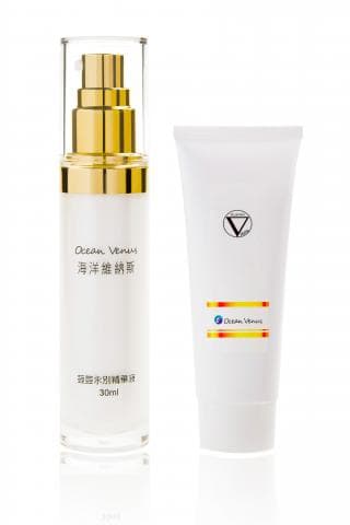 這張「海洋維納斯」保養品的照片是兩瓶白色瓶身，金色瓶蓋的產品，分別是精華液和乳液，寫著「海洋維納斯」和「深海能量」。