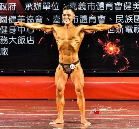 這張照片是健美比賽。健美可以增強體力、改善體態，還能提升自信心。想找到適合的健身教練，可以到PRO360尋找。