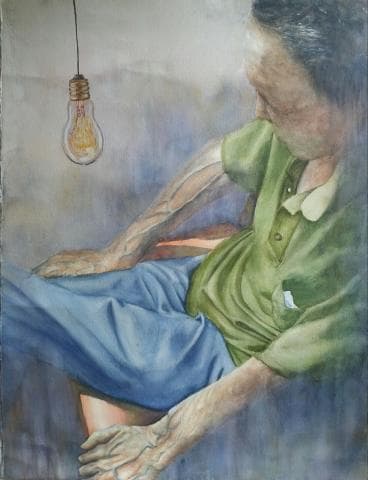 這張照片是一個老人坐在椅子上，他穿著綠色的襯衫和藍色的牛仔褲。他正看著前方，似乎在沉思。他的手放在他的腿上，他的臉上露出了淡淡的微笑。