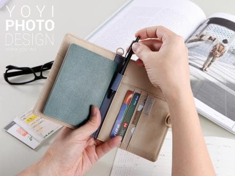 這張照片是一個皮革筆記本，它可以放置卡片、筆和現金，並且有一個便攜的設計。