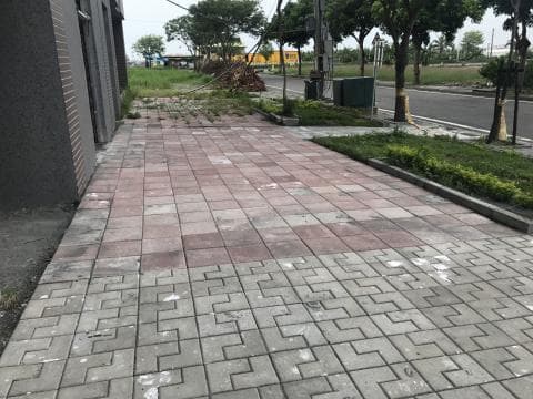 這張照片是鋪著兩種不同顏色地磚的人行道。