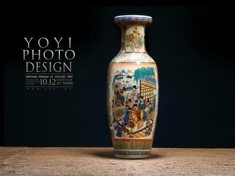 這張照片是一隻精緻的陶瓷花瓶，上面繪製著中國傳統的圖案，包括人物、建築和自然風景。花瓶的顏色鮮豔，並且在光線的照射下顯得格外美麗。