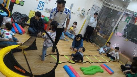 這張照片是關於足球的。足球可以幫助鍛鍊身體，增強心肺功能，提高協調性和團隊合作能力。想學習足球嗎？快到 PRO360 尋找專業教練吧！