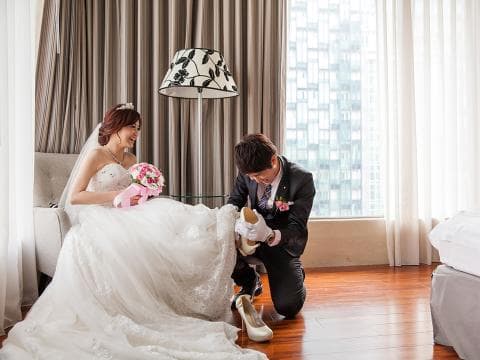 這張「婚禮」的照片是一對新人正在舉行婚禮，新郎正在為新娘穿婚鞋。